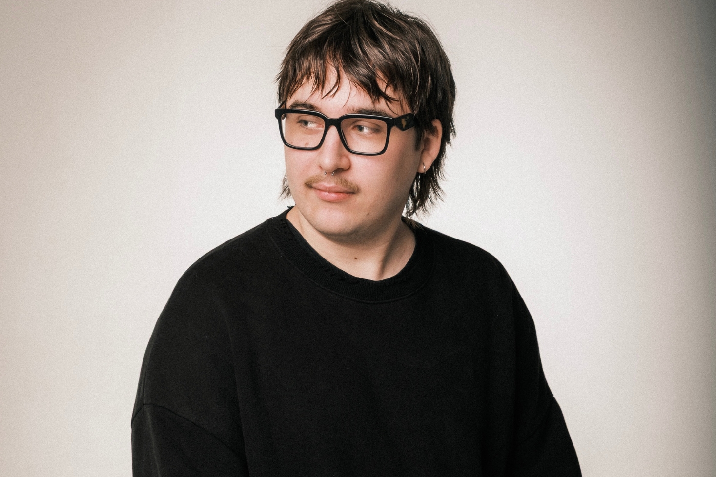 1les musta paita päällä. Haastattelussa 1les!