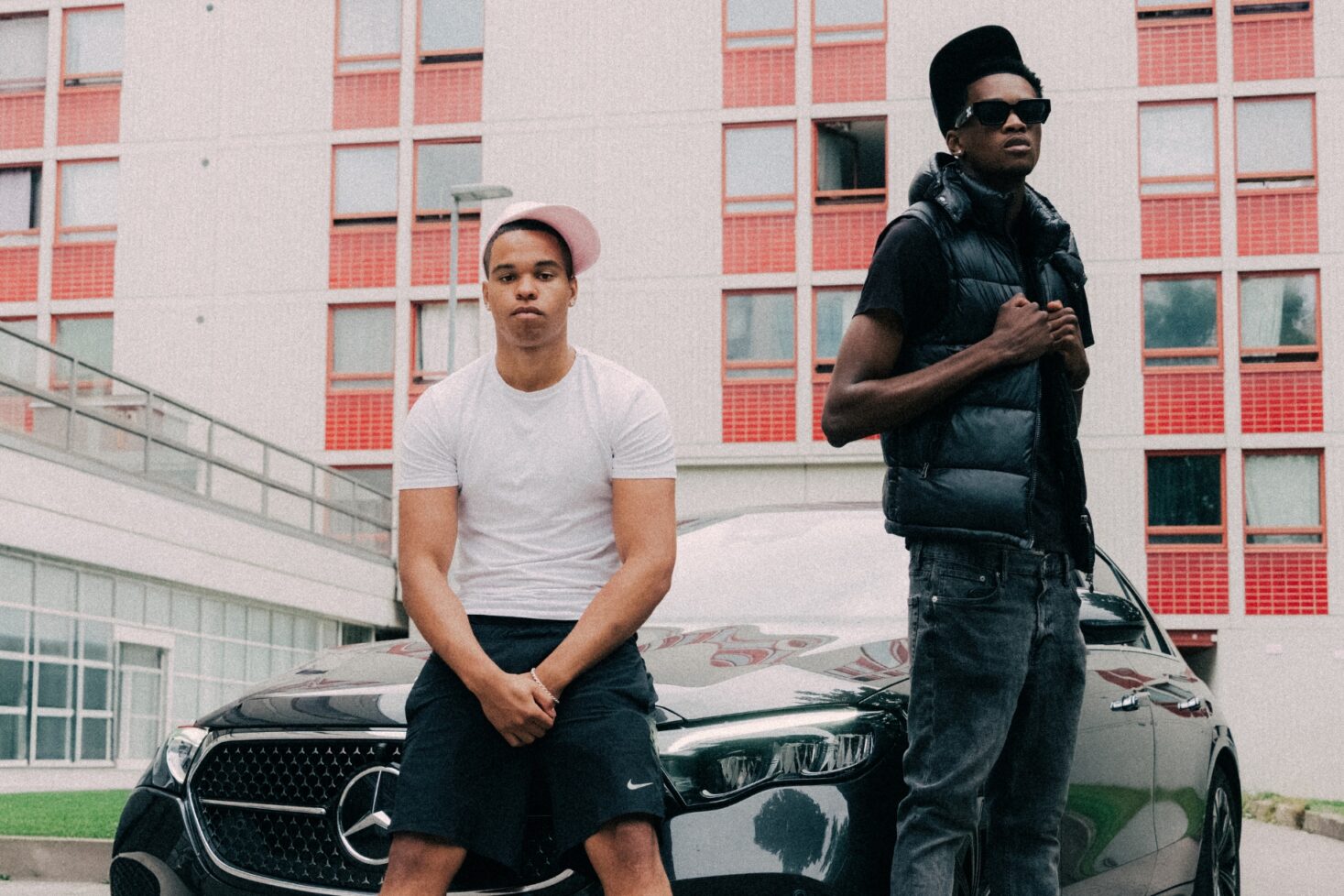 Blanks ja Davy poseeraavat auton edessä