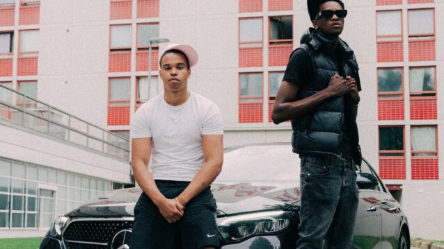 Blanks ja Davy poseeraavat auton edessä