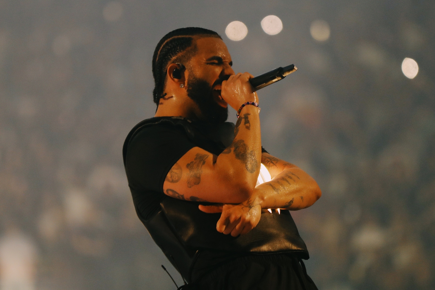 Drake mikki kädessä. Draken konsertti eskaloitui!