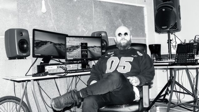 Ex Tuuttiz istuu tuolilla