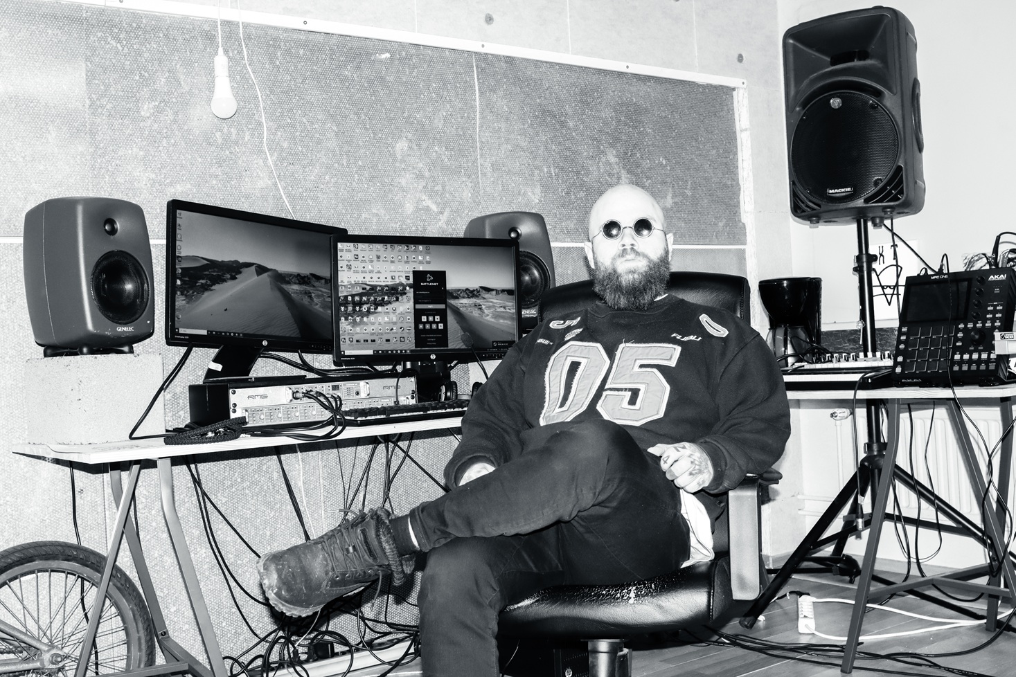 Ex Tuuttiz istuu tuolilla