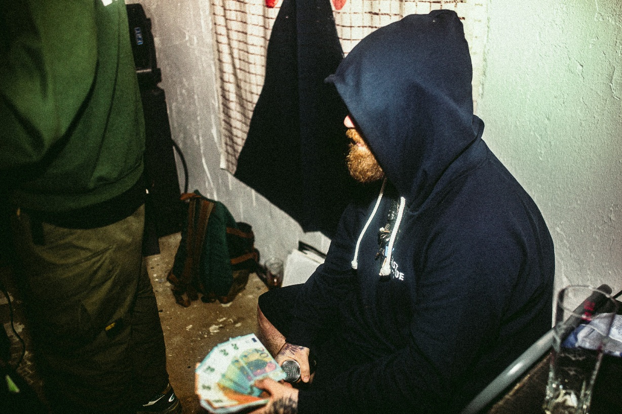 Ex Tuuttiz setelinippu kädessä