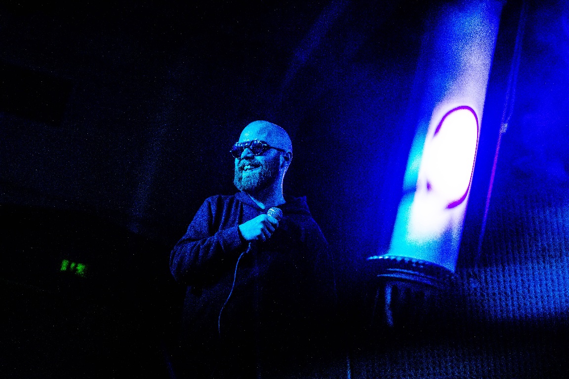 Ex Tuuttiz lavalla hymyilemässä