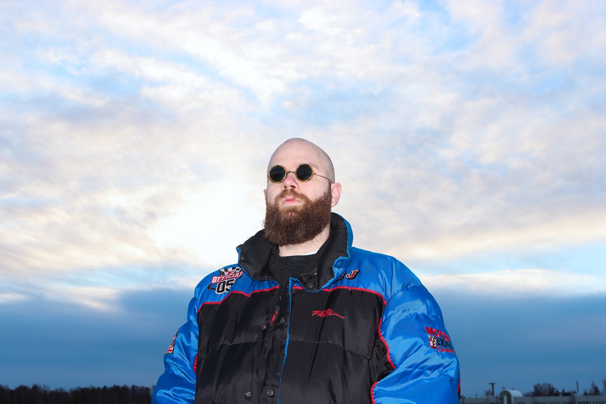 Ex Tuuttiz katsoo horisonttiin