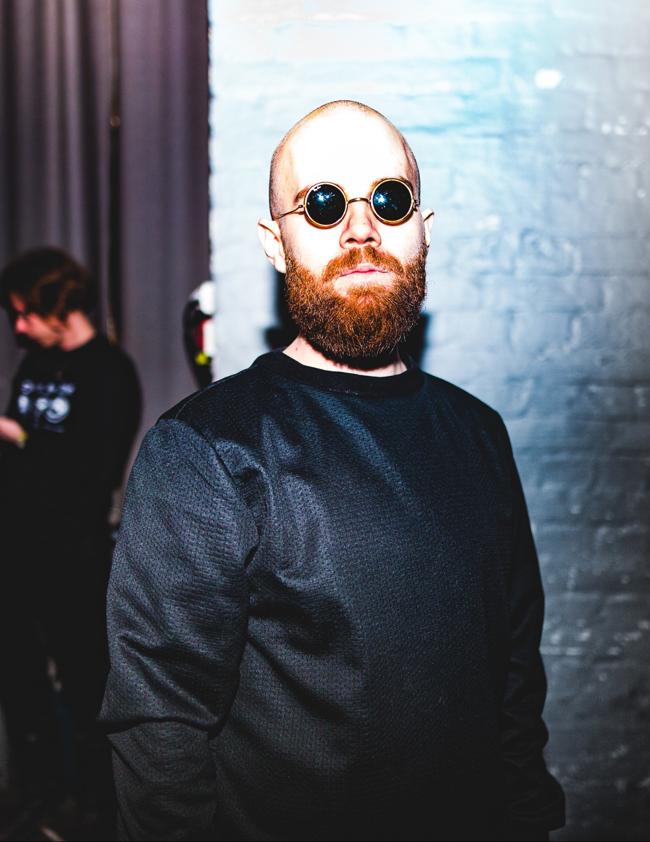 Ex Tuuttiz poseeraa kameraa kohti