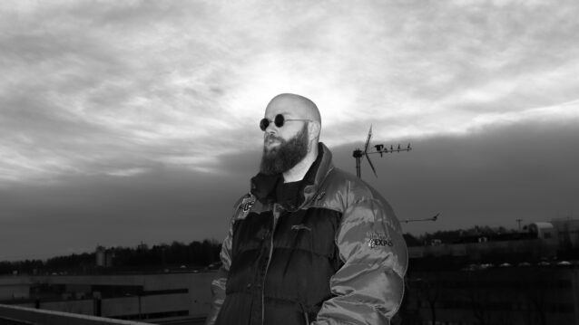 Ex Tuuttiz untuvatakki päällä. Ex Tuuttiz on kuollut.