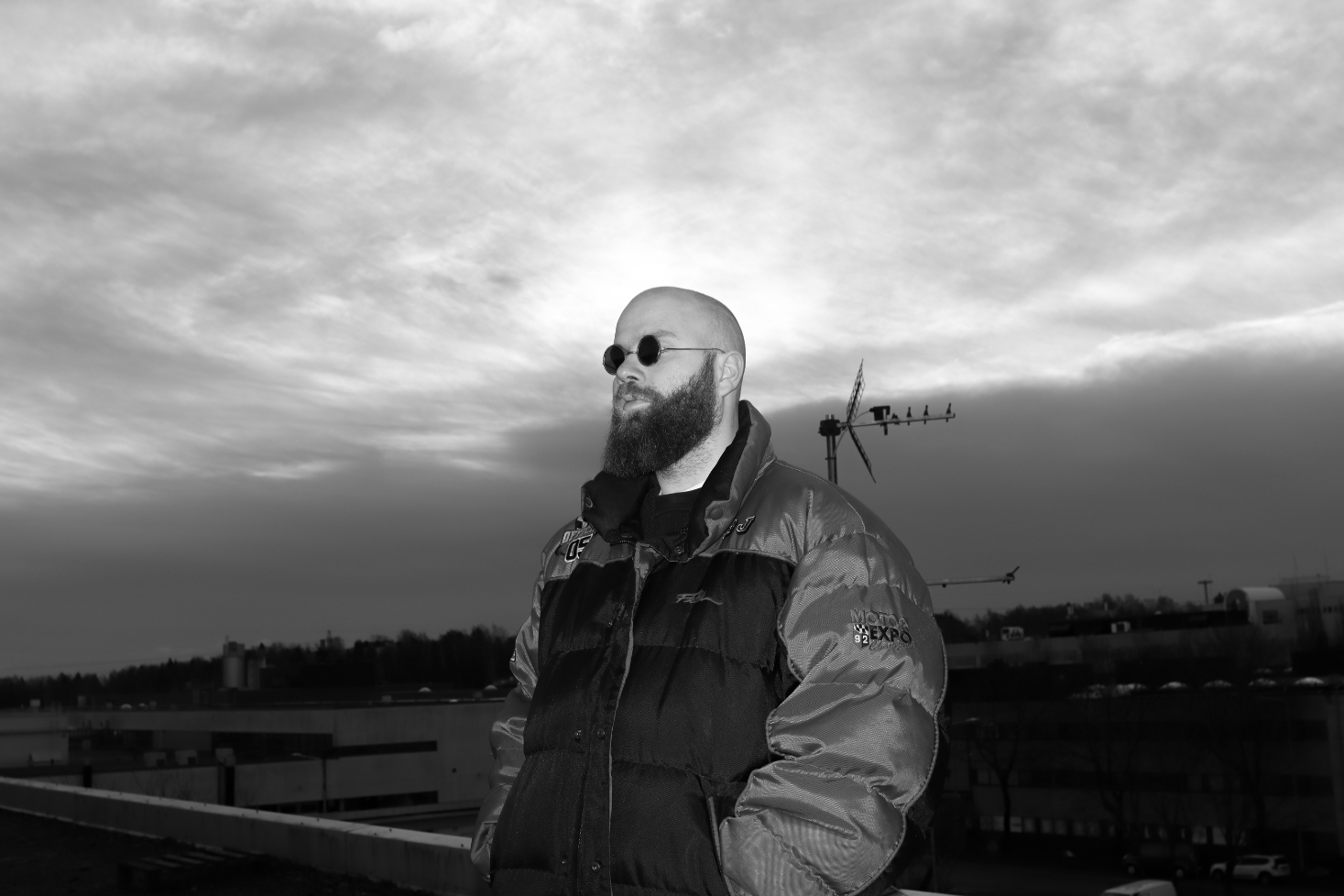 Ex Tuuttiz untuvatakki päällä. Ex Tuuttiz on kuollut.