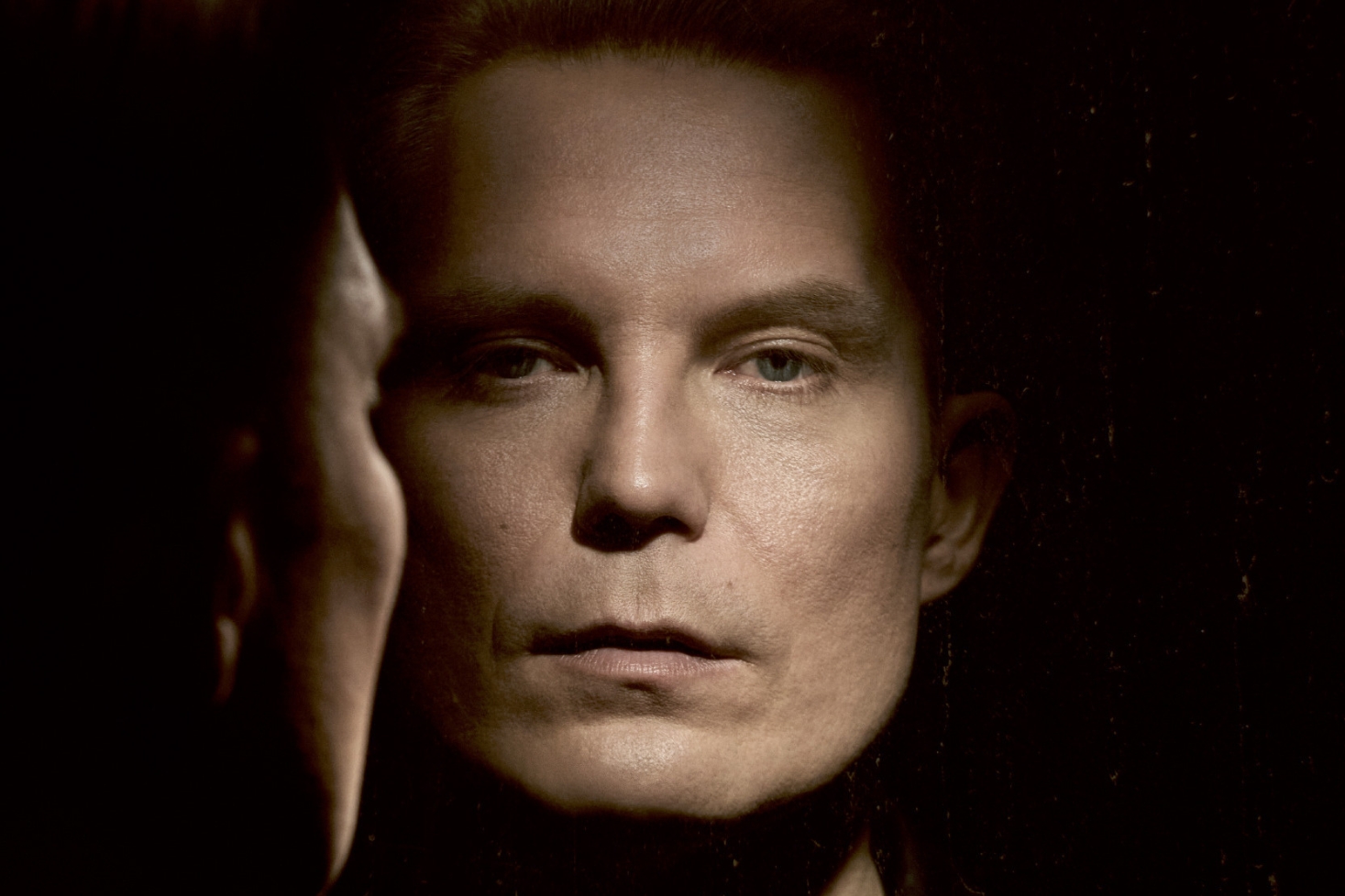 Jare Tiihonen peilikuvasa. Jare Tiihonen julkaisee uuden teoksen!