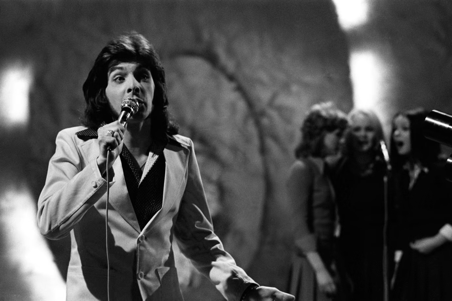 Kirka euroviisukarsinnassa. Kirkan unohtunut levytys julki!