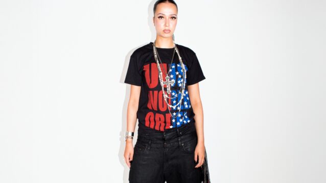 Momo valkoista taustaa vasten