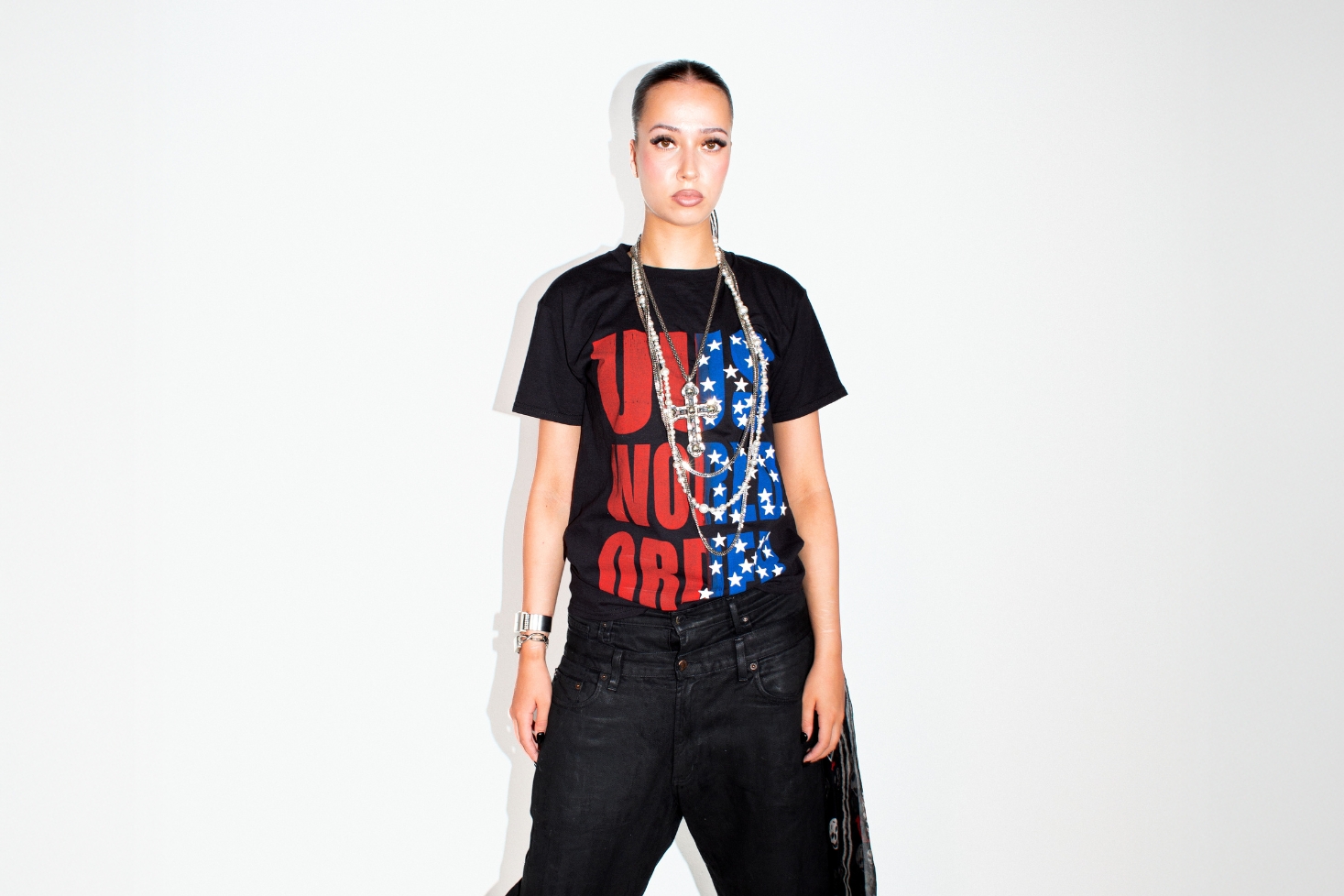 Momo valkoista taustaa vasten