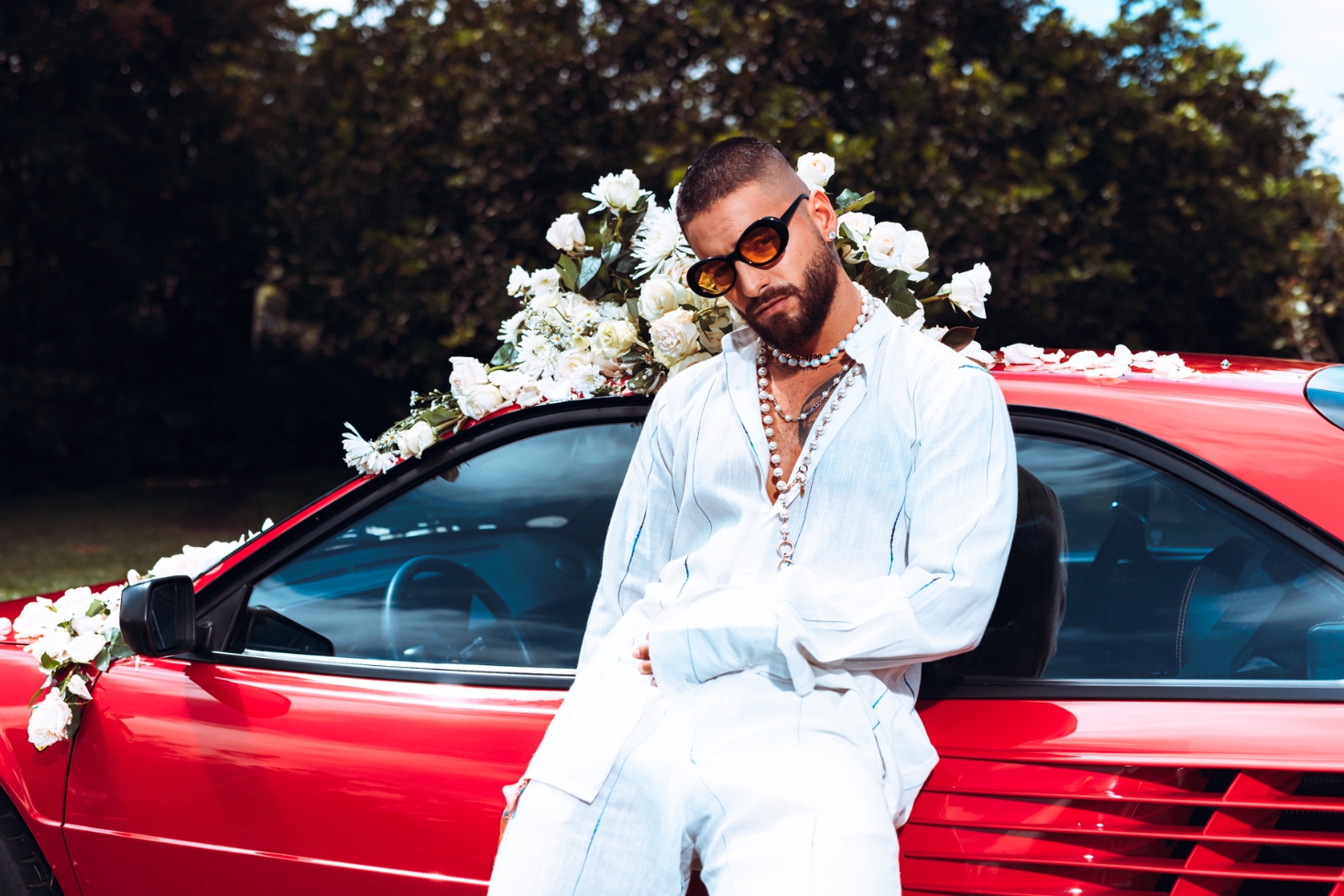 Maluma nojaa autoa vasten. Rap-artisti Maluma keskeytti keikan!