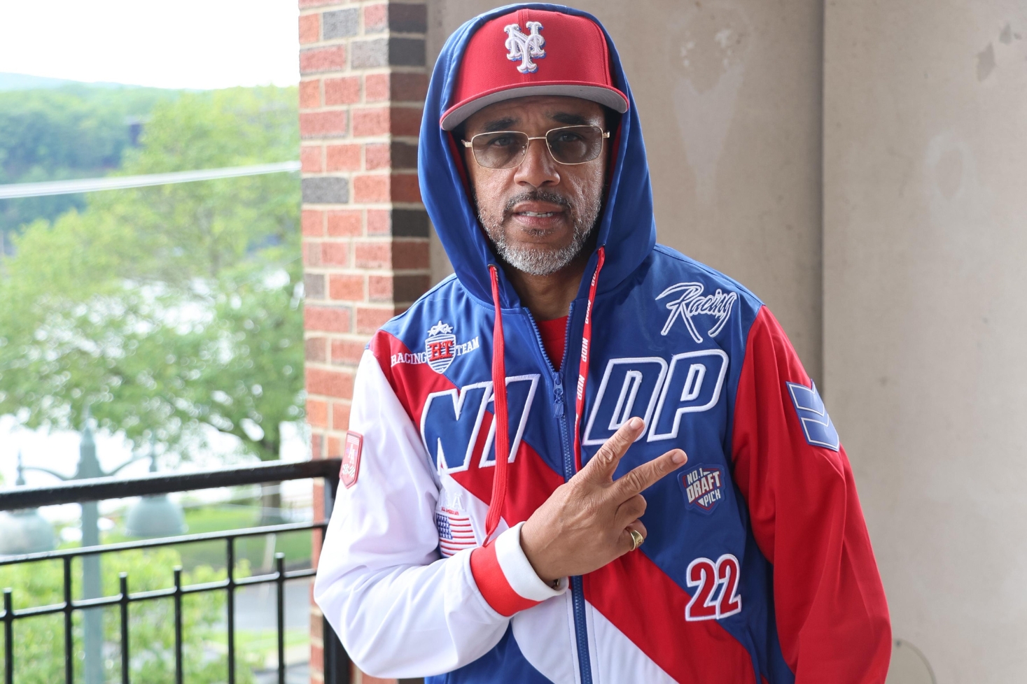 Mikey D lippis päässä. Mikey D palaa estradille!