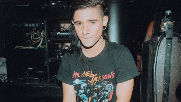 Skrillexin vanha pressikuva. Skrillexin kappale karkottaa hyttysiä!