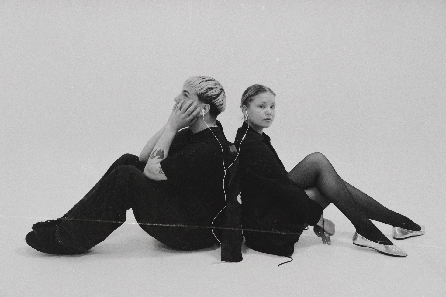 Vivian ja Mikael Laurent istuvat lattialla