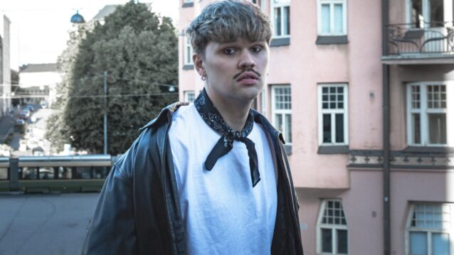 Aatulove Onnenkyynelii-promokuvassa