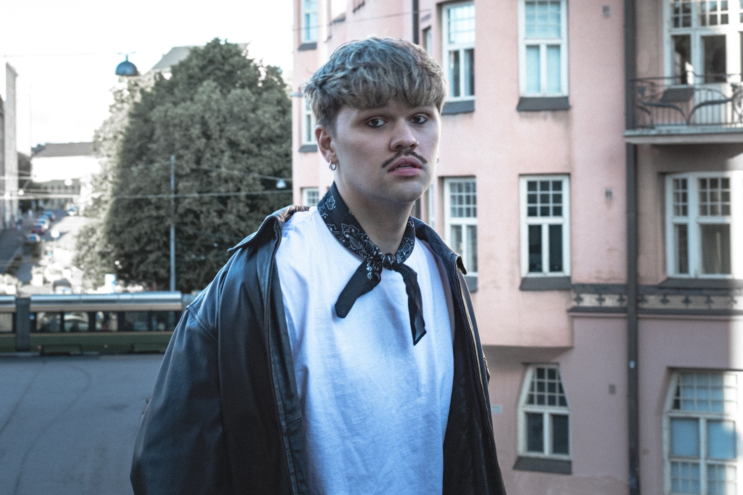 Aatulove Onnenkyynelii-promokuvassa