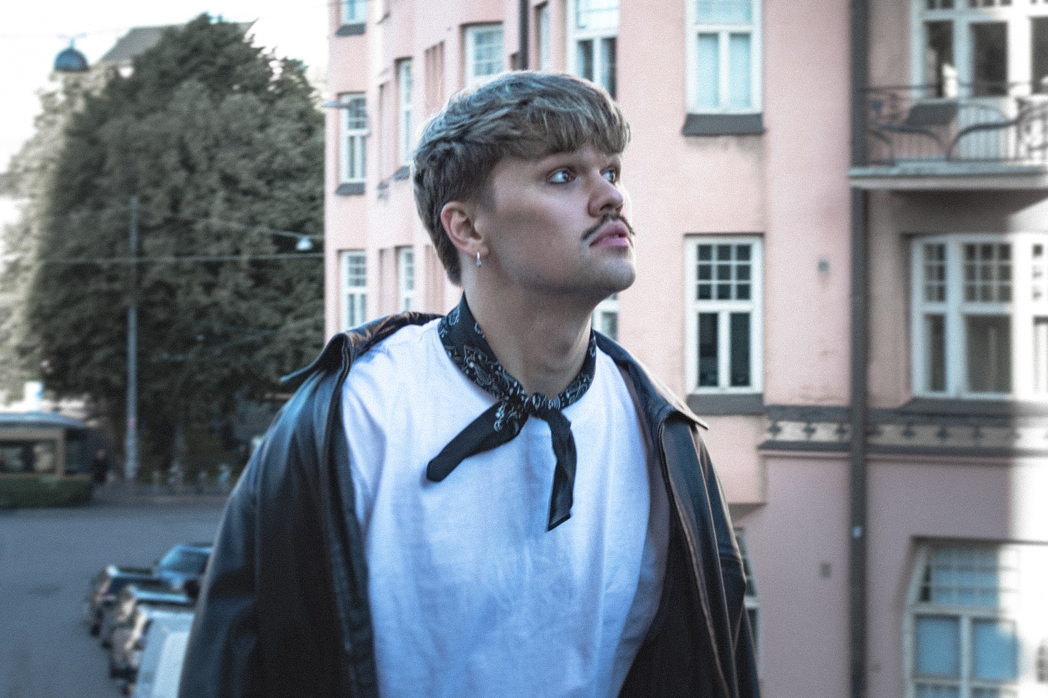 Aatulove Onnenkyynelii-promokuvassa