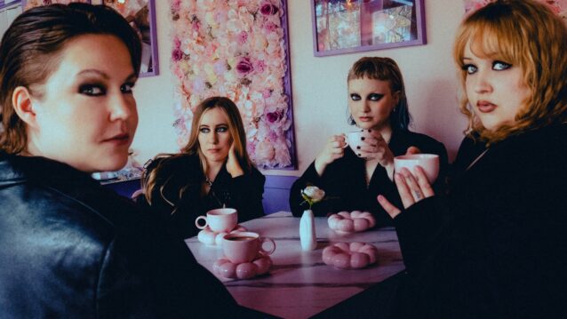 Bämä-yhtye pöydän äärellä. Seksikkäin jäbä muuttui bämäksi!