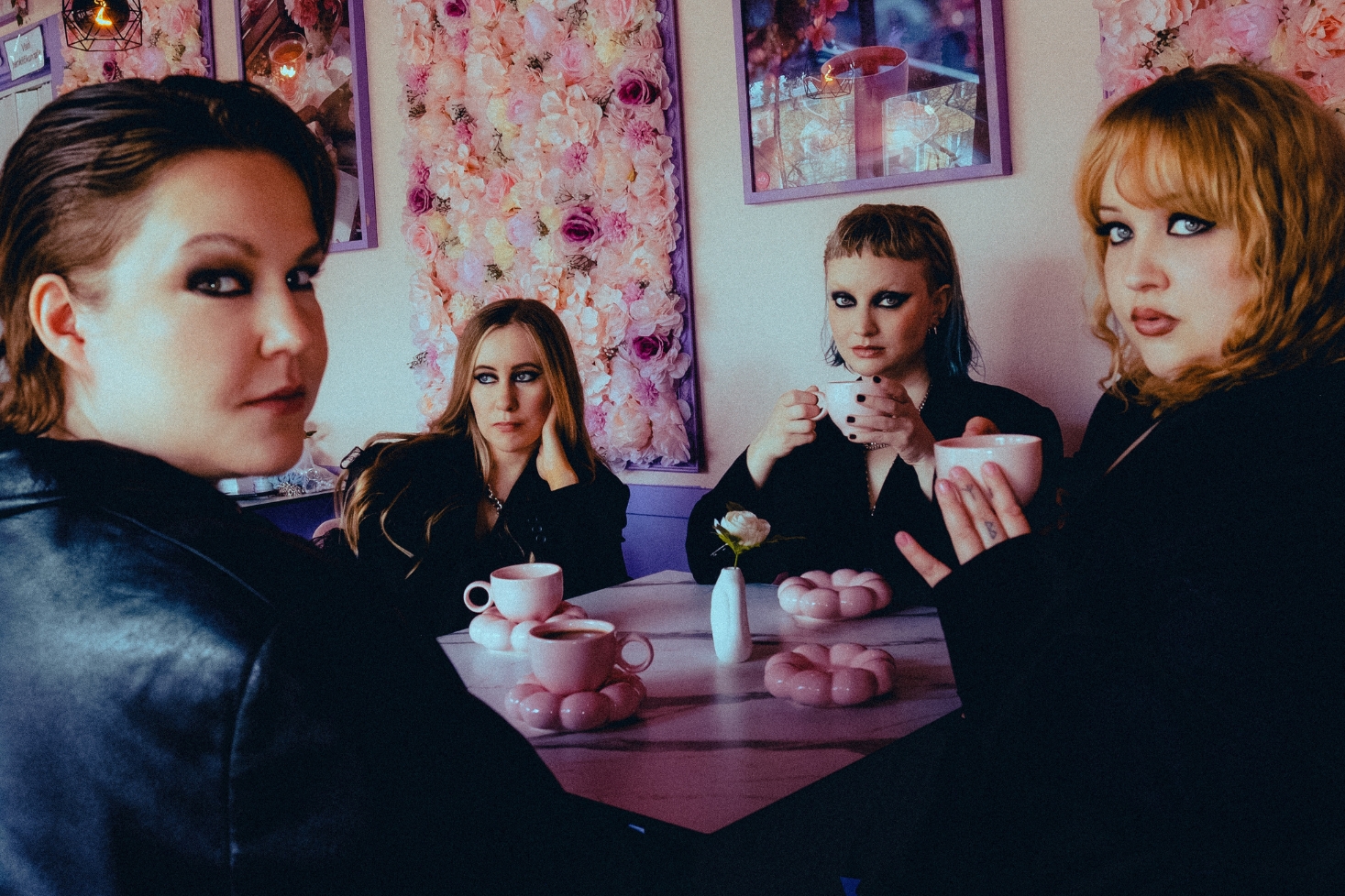 Bämä-yhtye pöydän äärellä. Seksikkäin jäbä muuttui bämäksi!