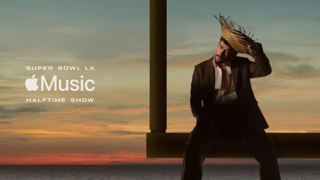 Bad Bunny istuu penkillä. Bad Bunny palaa Super Bowlin lavalle!