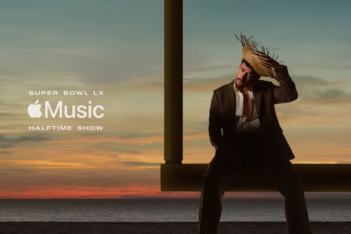 Bad Bunny istuu penkillä. Bad Bunny palaa Super Bowlin lavalle!