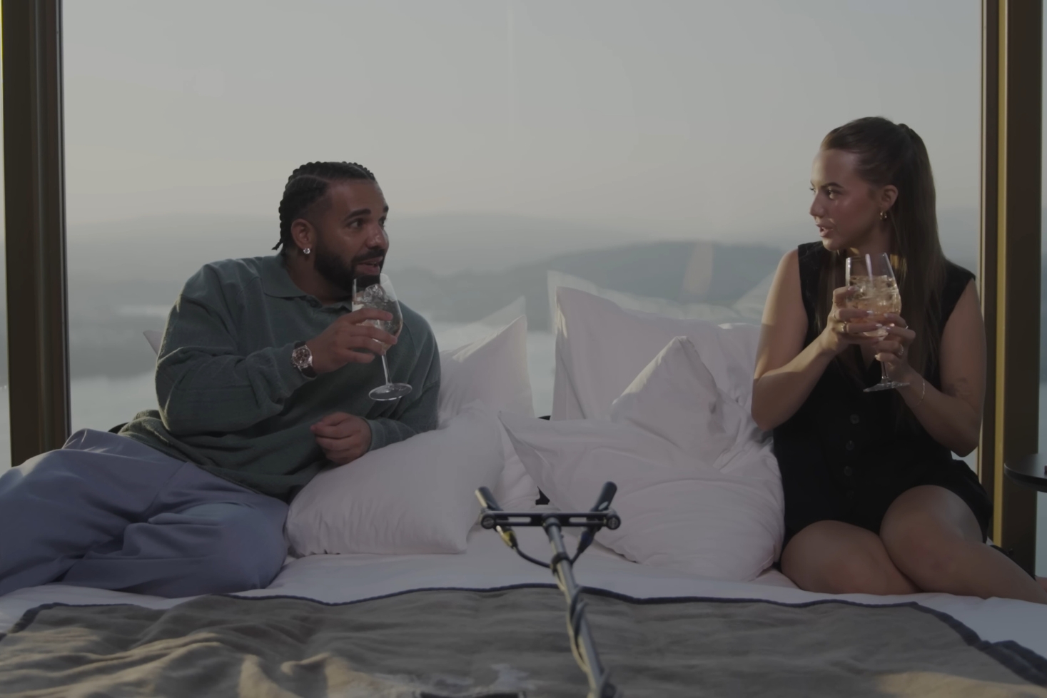 Drake ja Bobbi Althoff juttelevat sängyn äärellä