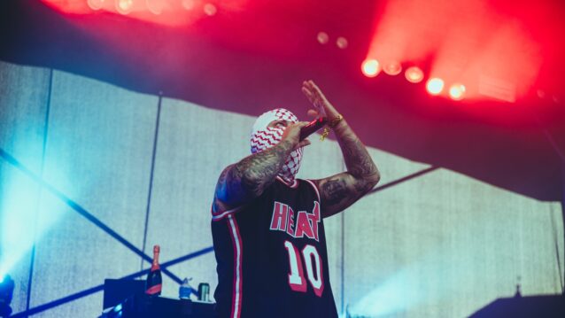 Julma Henri esiintyy lavalla. Sininen EP julkaistiin!