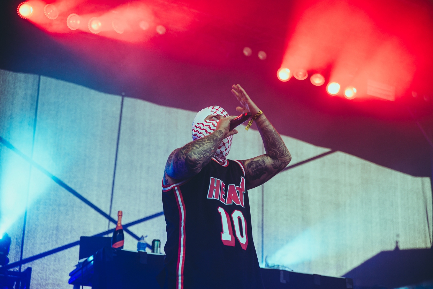 Julma Henri esiintyy lavalla. Sininen EP julkaistiin!