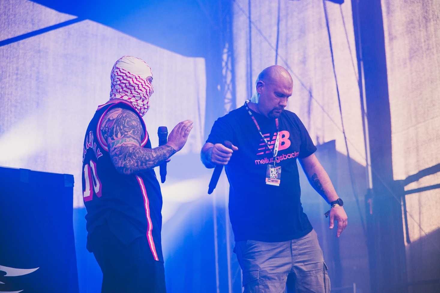 Julma Henri ja Steen1 esiintyvät lavalla. Sininen EP julkaistiin!