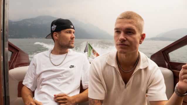 Kaukua ja Ahti istuvat veneessä