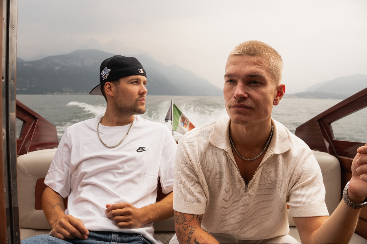 Kaukua ja Ahti istuvat veneessä