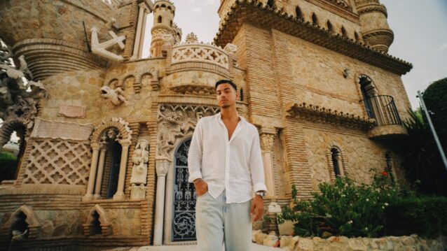 Karim B talon edessä Tuhat ja yksi yötä -promokuvassa