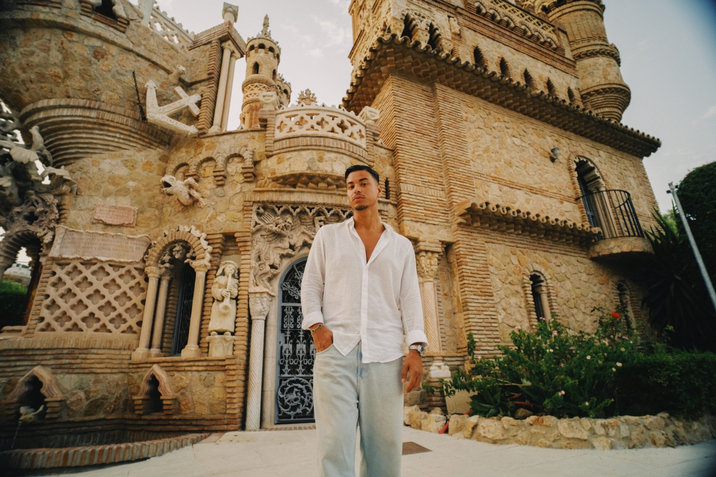 Karim B talon edessä Tuhat ja yksi yötä -promokuvassa