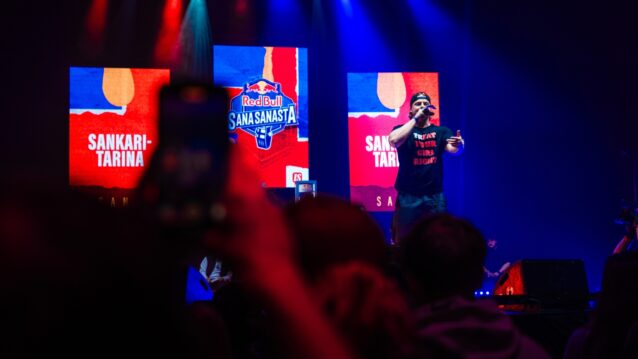 Lurkki esiintymässä lavalla. Lurkki nappasi voiton!