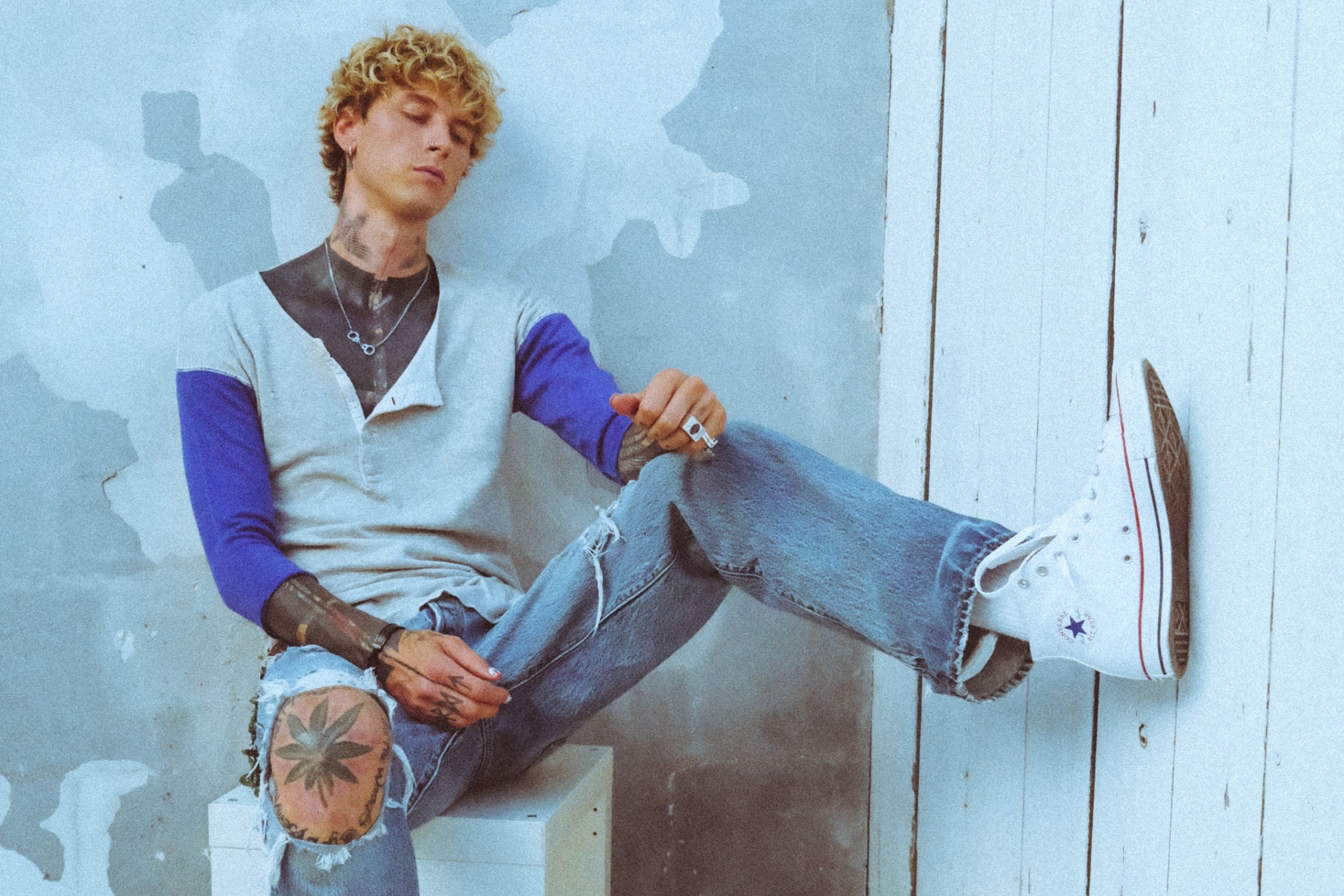 MGK nojaa jalallaan seinään. Machine Gun Kelly julkisti Lost Americana -kiertueen!