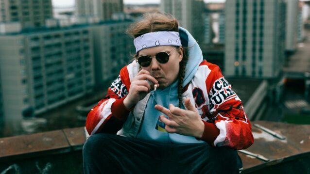 Mäk Gälis rööki kädessä. Mäk Gälis ja Tohtori Getto julkaisivat yhteissinglen!