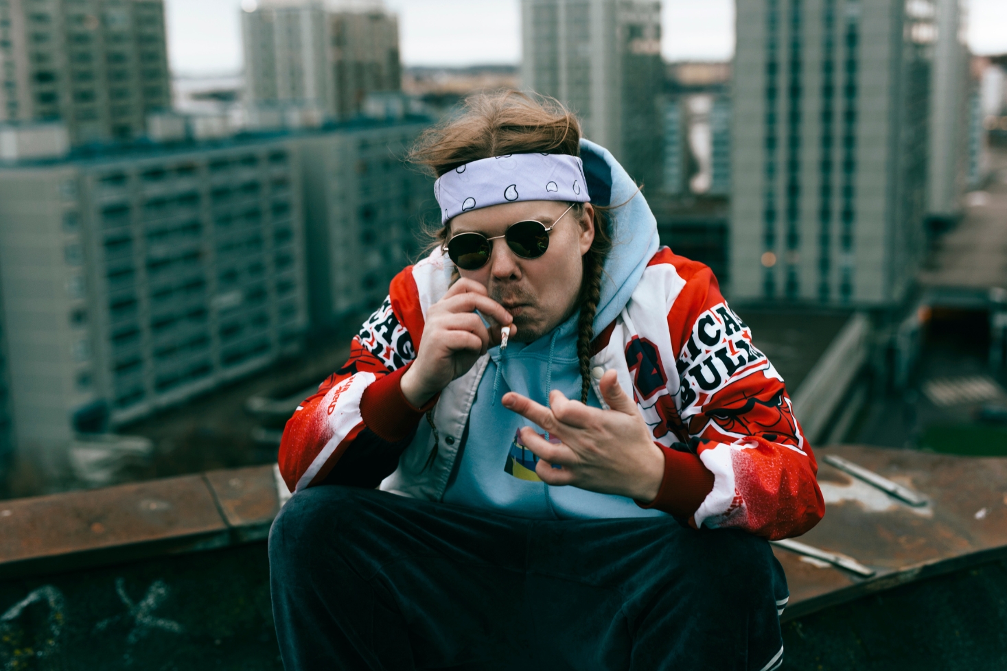 Mäk Gälis rööki kädessä. Mäk Gälis ja Tohtori Getto julkaisivat yhteissinglen!