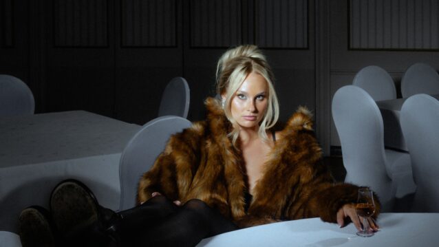 Minttu istuu tuolissa Yöpakkasii-singlen promokuvassa