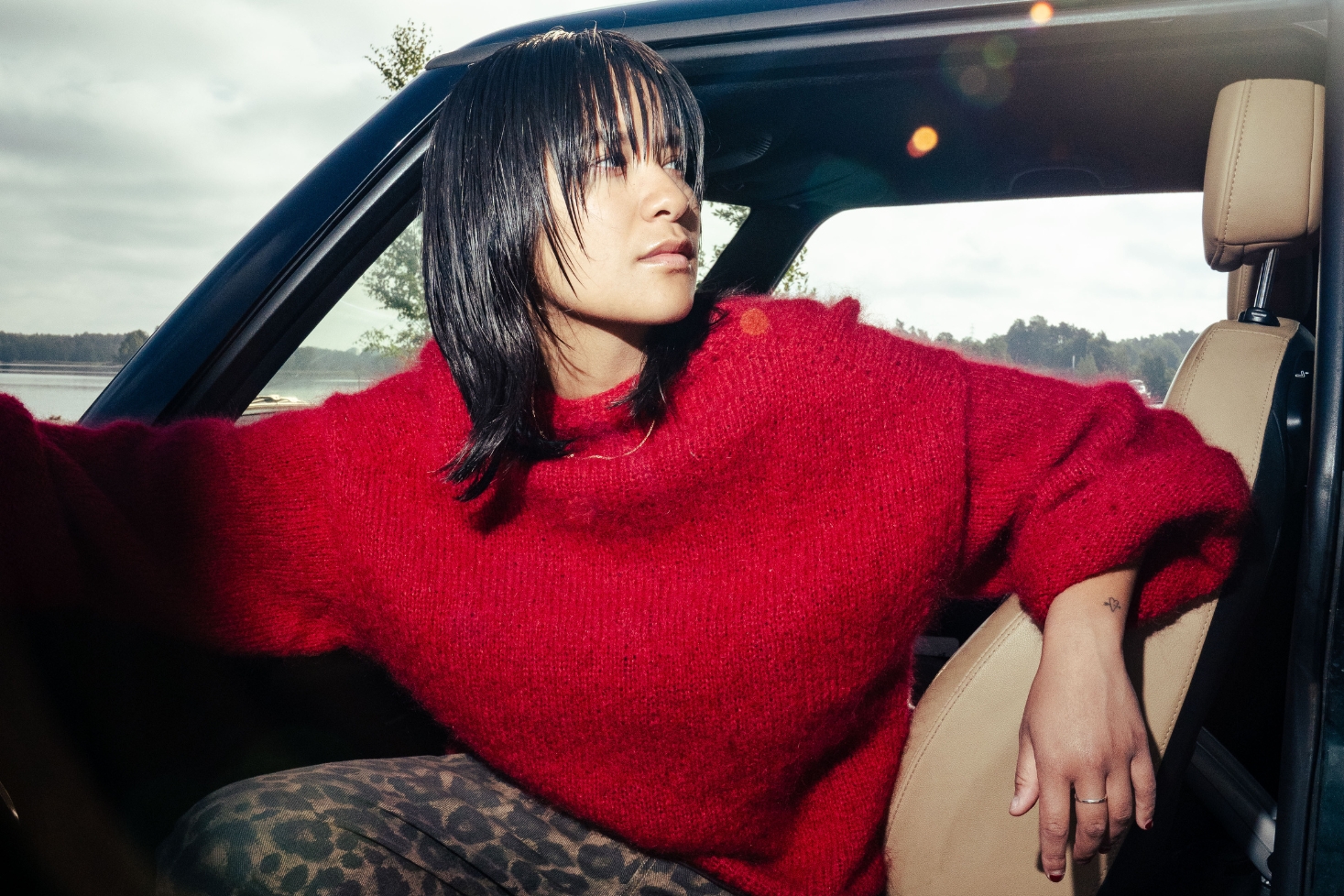 Sonia istuu autossa Muijii stadis -promokuvassa