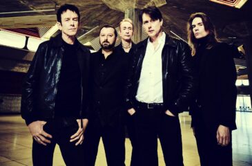 Suede-yhtyeen jäsenet. Suede palaa Helsinkiin!