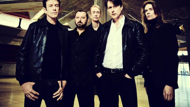 Suede-yhtyeen jäsenet. Suede palaa Helsinkiin!