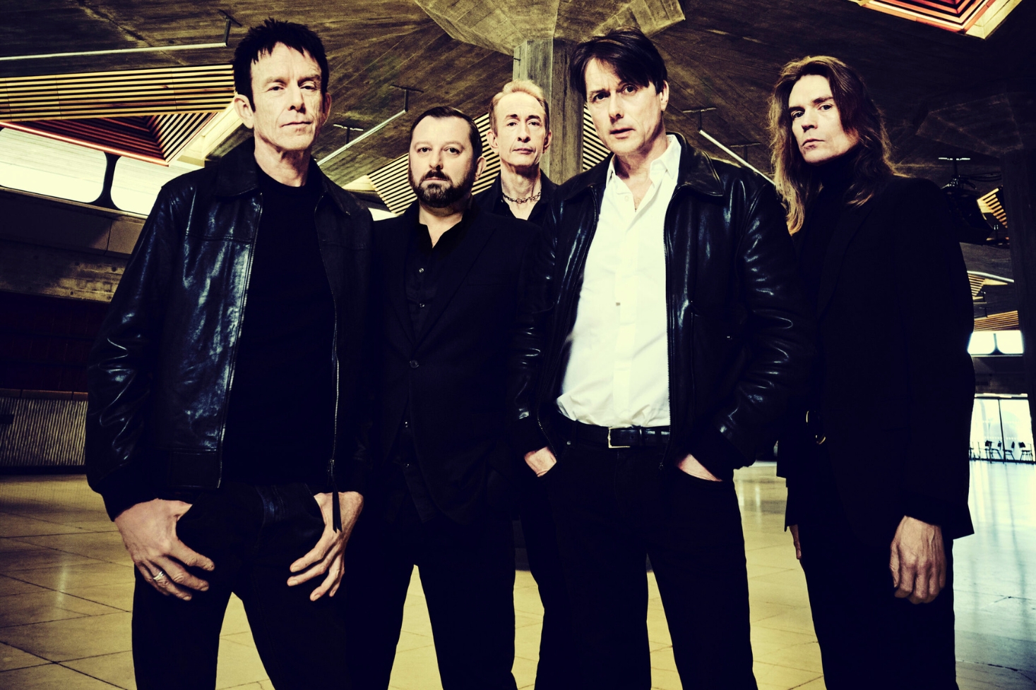 Suede-yhtyeen jäsenet. Suede palaa Helsinkiin!