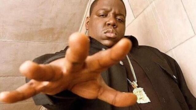 The Notorious BIGin single-promokuva. Biggie saa kunnianosoituksen!