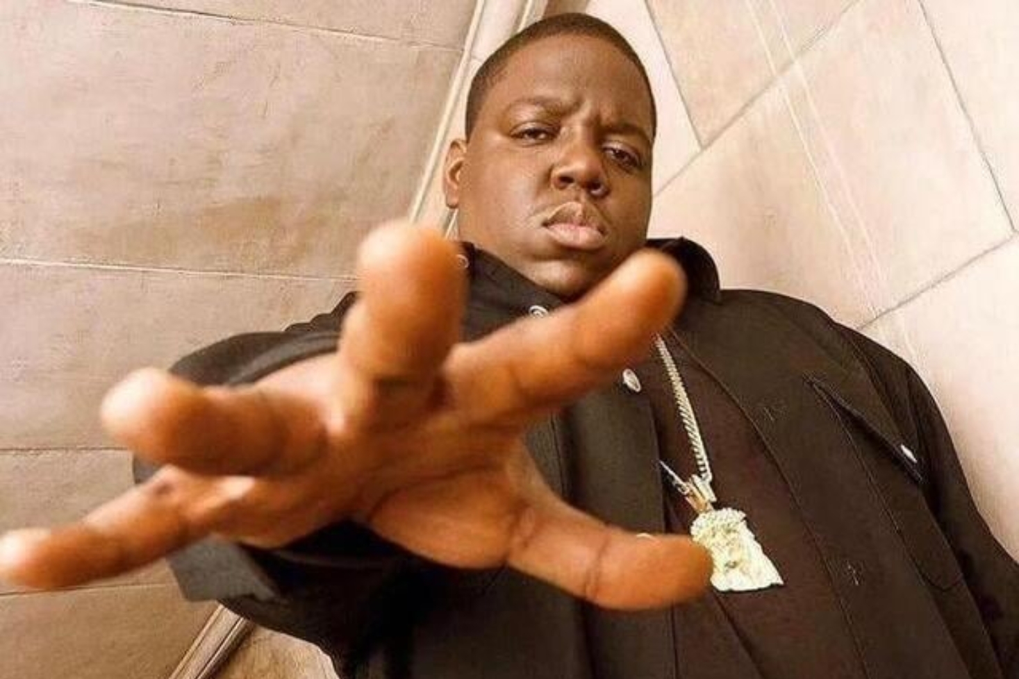 The Notorious BIGin single-promokuva. Biggie saa kunnianosoituksen!