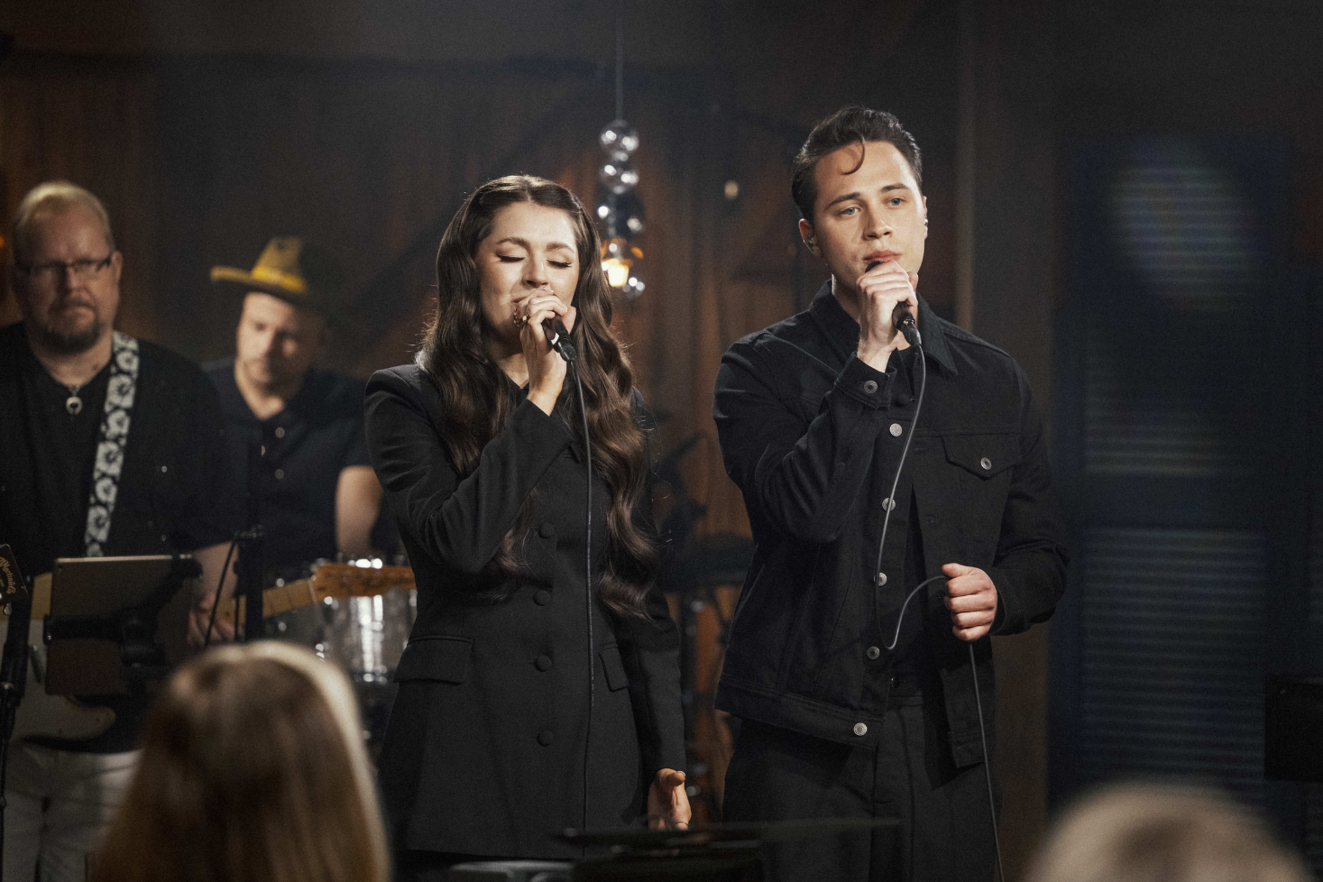 Behm ja Johannes Brotherus esiintymässä. Käärijä ja Behm selvittelivät välejään!