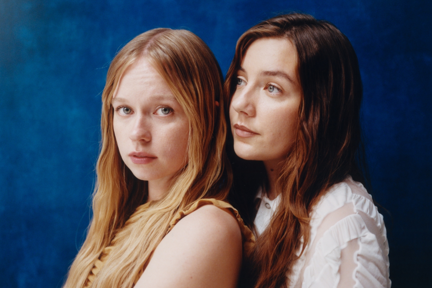 Emma ja Matilda vierekkäin. Emman ja Matildan debyyttialbumi on täällä!