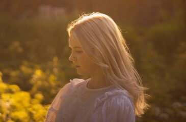 Helmi Marleena niityllä. Helmi Marleenan debyytti-EP on nyt ulkona!