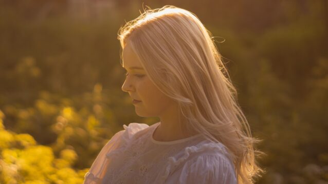 Helmi Marleena niityllä. Helmi Marleenan debyytti-EP on nyt ulkona!